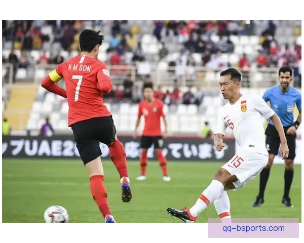 孙兴慜与远道而来的英国球迷亲切合影 温暖瞬间展现无国界友谊