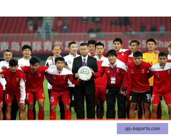 中国足协宣布43名足坛人士终身禁足 严厉整顿腐败现象震动足坛 中国足协宣布43名足坛人士终身禁足 严厉整顿腐败现象震动足坛